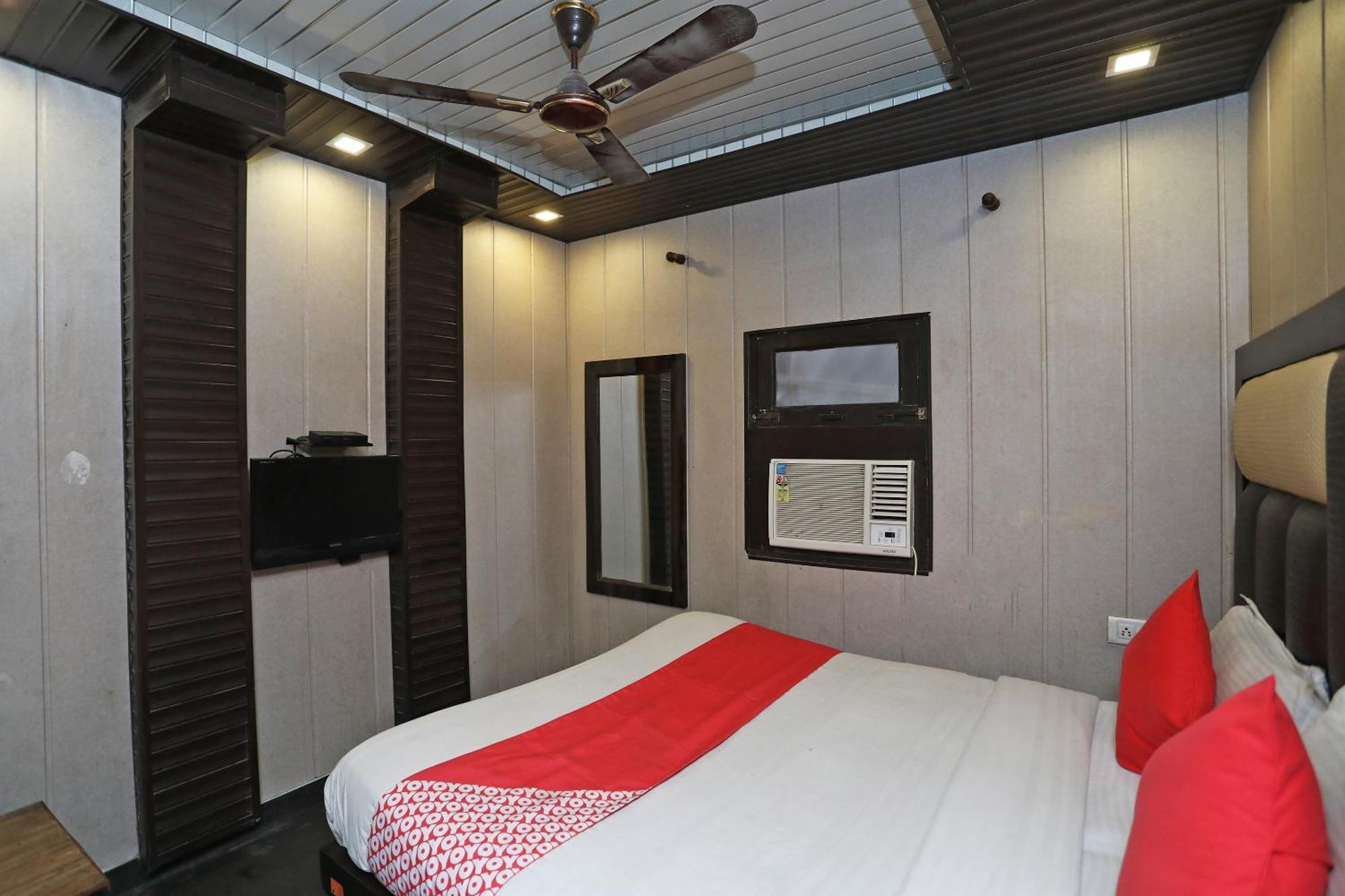 Hotel O Shri Sai International New Delhi Bagian luar foto