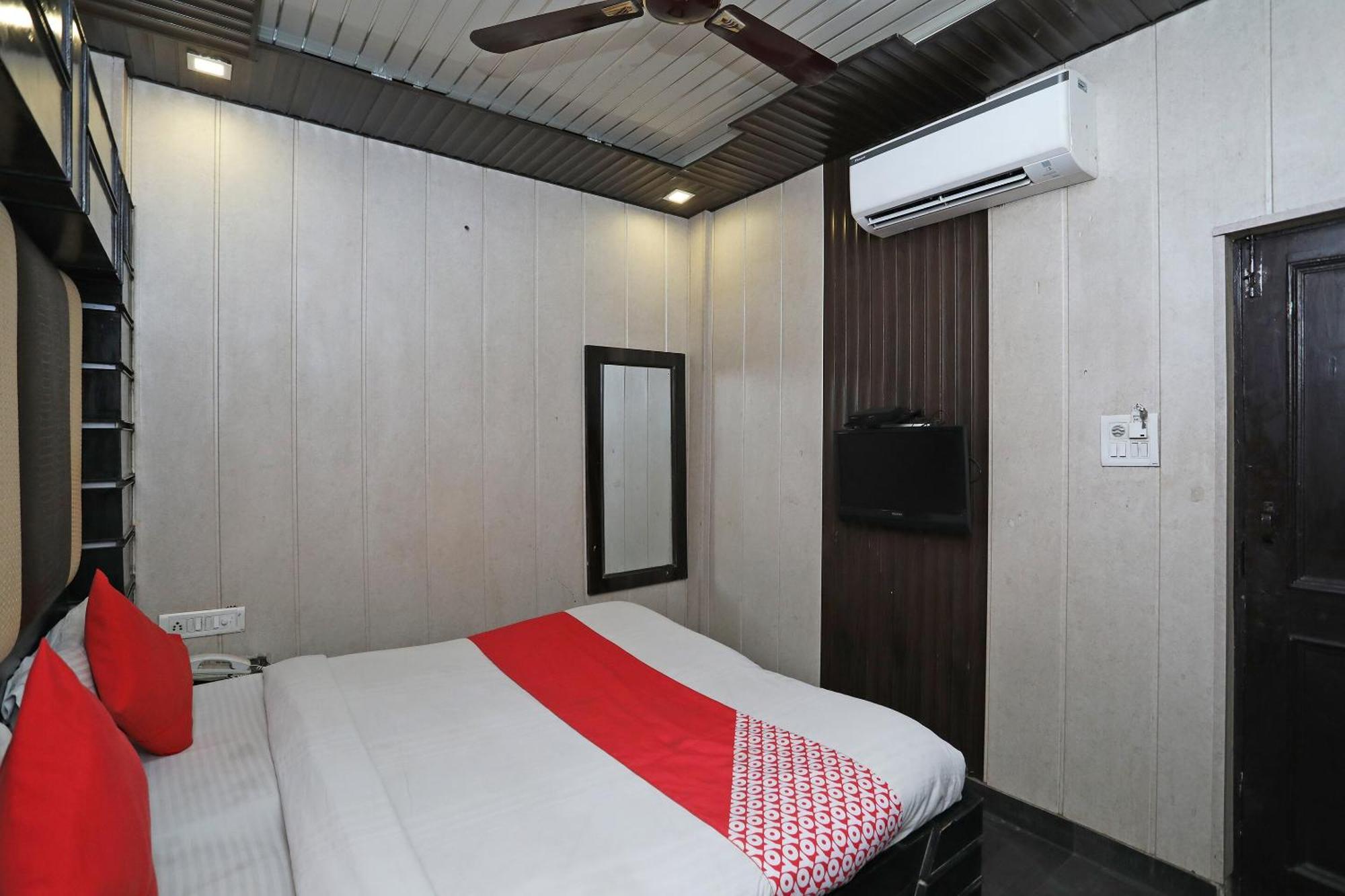 Hotel O Shri Sai International New Delhi Bagian luar foto